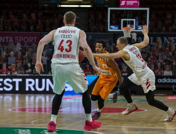 通过引入更 通过引入更