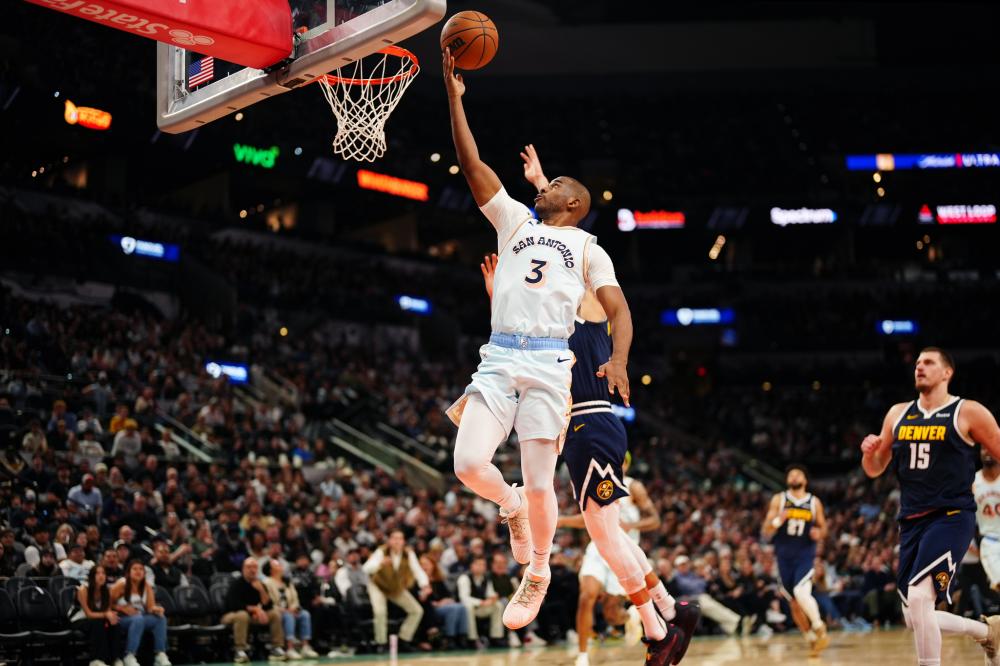 她以出色的 她以出色的